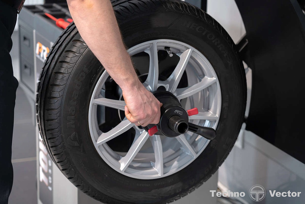 Стенд балансировочный модель iPRO BM4